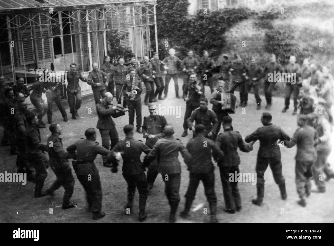 1943, soldati tedeschi delle SS a Crèvecœur-en-Auge, Normandie, Francia Foto Stock