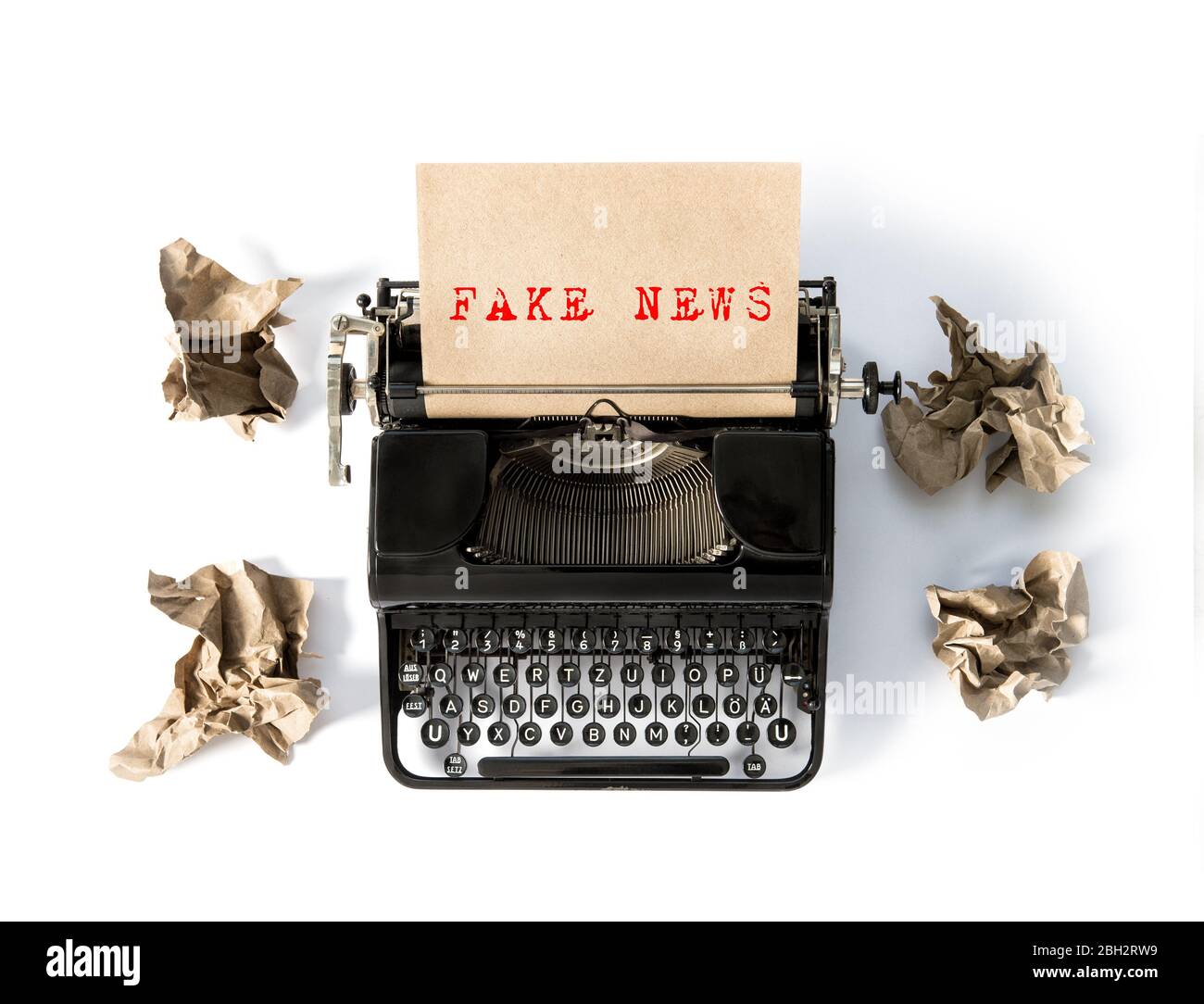 Macchina da scrivere antica con carta. Concetto di notizie false Foto Stock