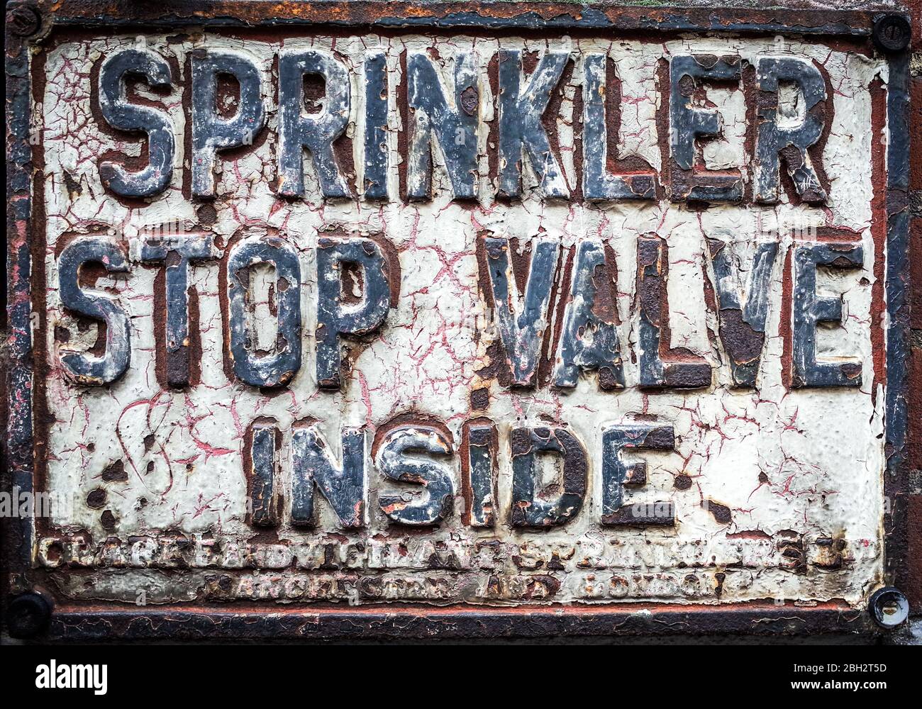 Valvola di arresto sprinkler all'interno del cartello in ghisa di Londra Foto Stock