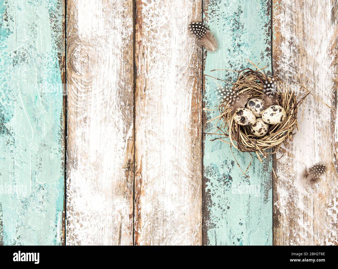 Uova di Pasqua su sfondo rustico di legno. Decorazione di vacanze Foto Stock