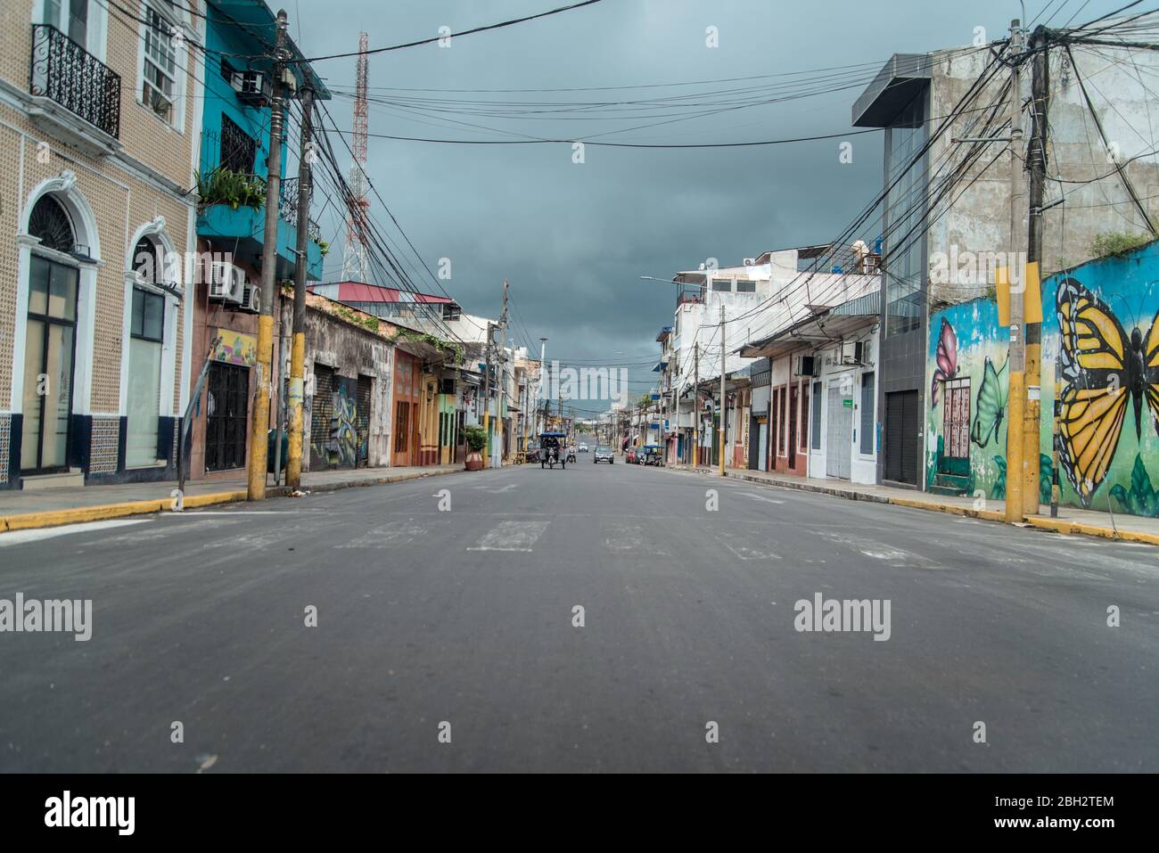 Una vista sulla strada della città vuota a Iquitos Foto Stock