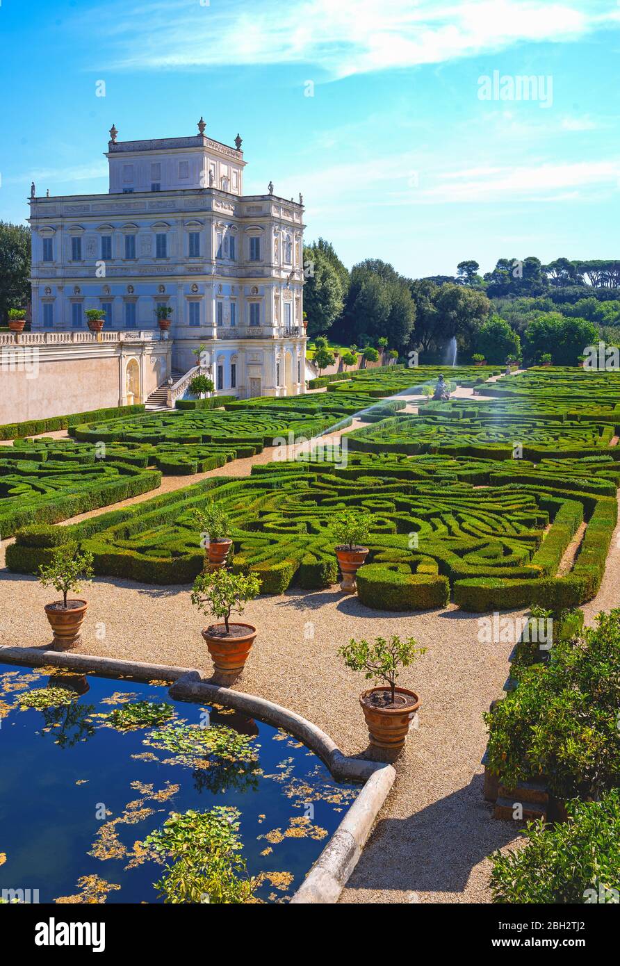 Italia, Roma, Villa Doria Pamphili, il Palazzo del Bel Respiro con il Giardino Segreto in primo piano Foto Stock