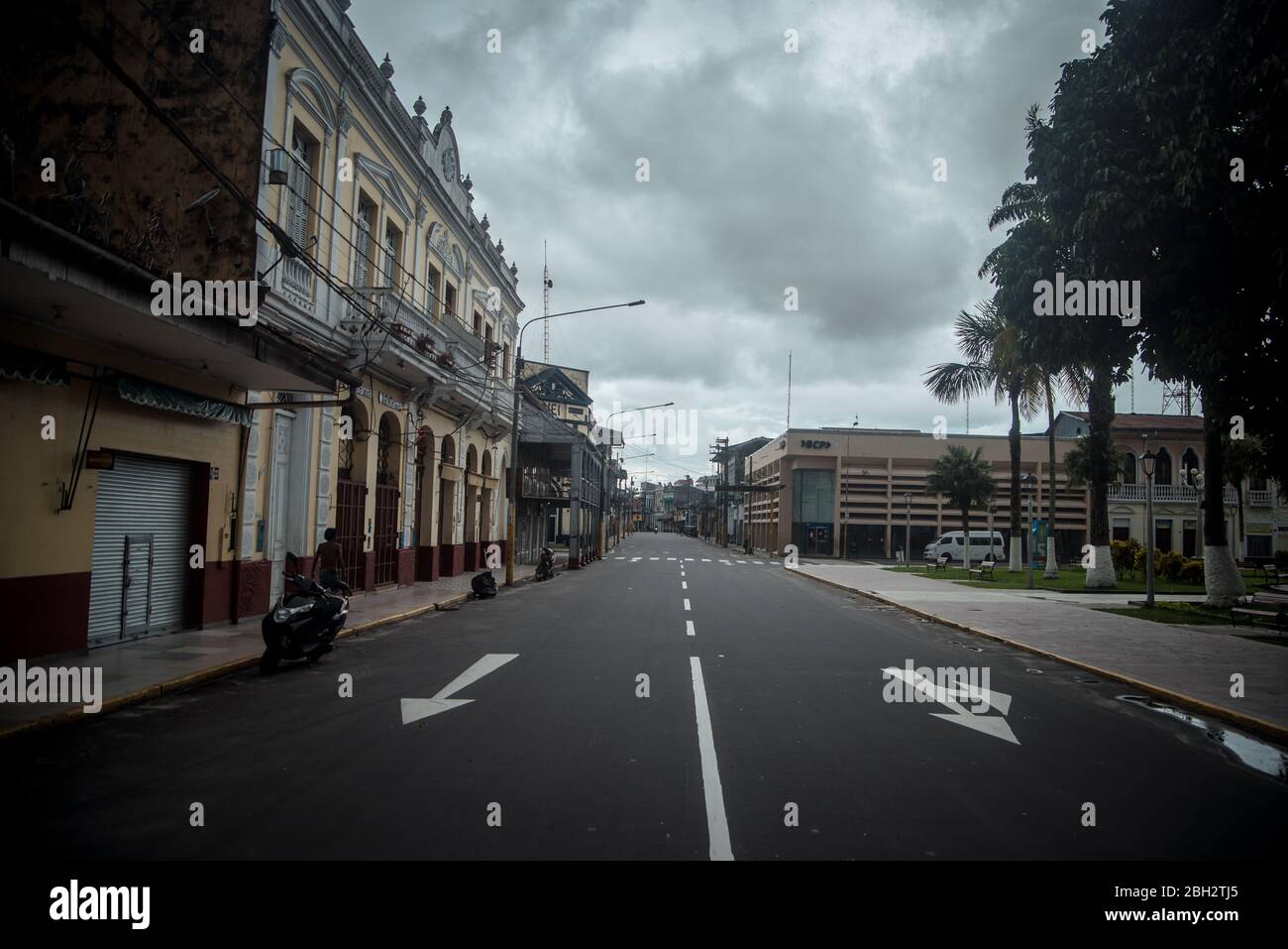 Una vista sulla strada della città vuota a Iquitos Foto Stock
