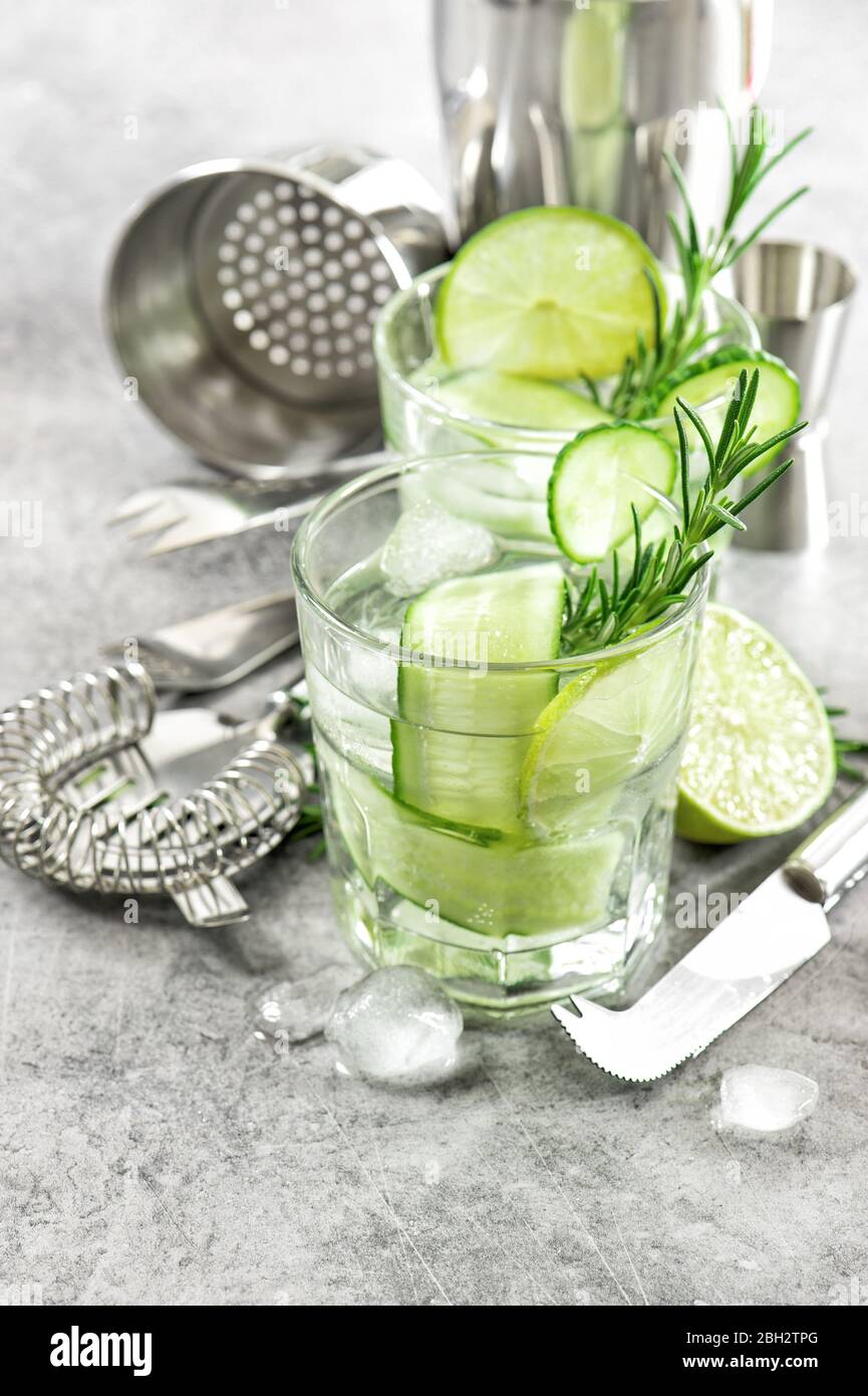 Bere con cetrioli, lime, ghiaccio e rosmarino Foto Stock