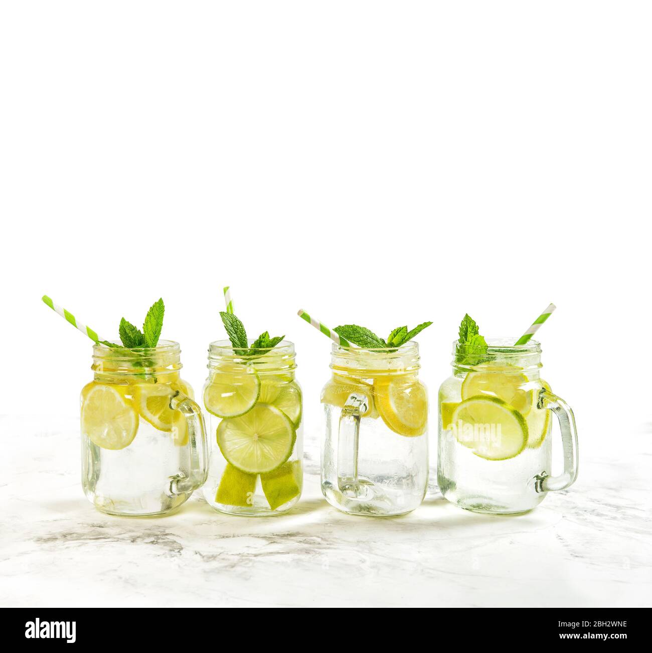 Bere con lime, limone, menta e ghiaccio. Limonata fredda estiva cocktail Foto Stock