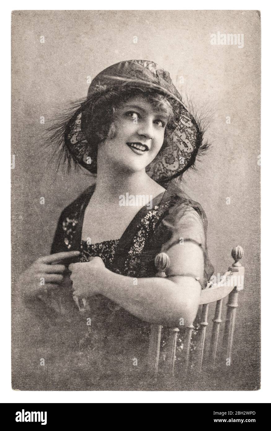 Ritratto d'epoca di giovane donna in cappello di moda retrò Foto Stock