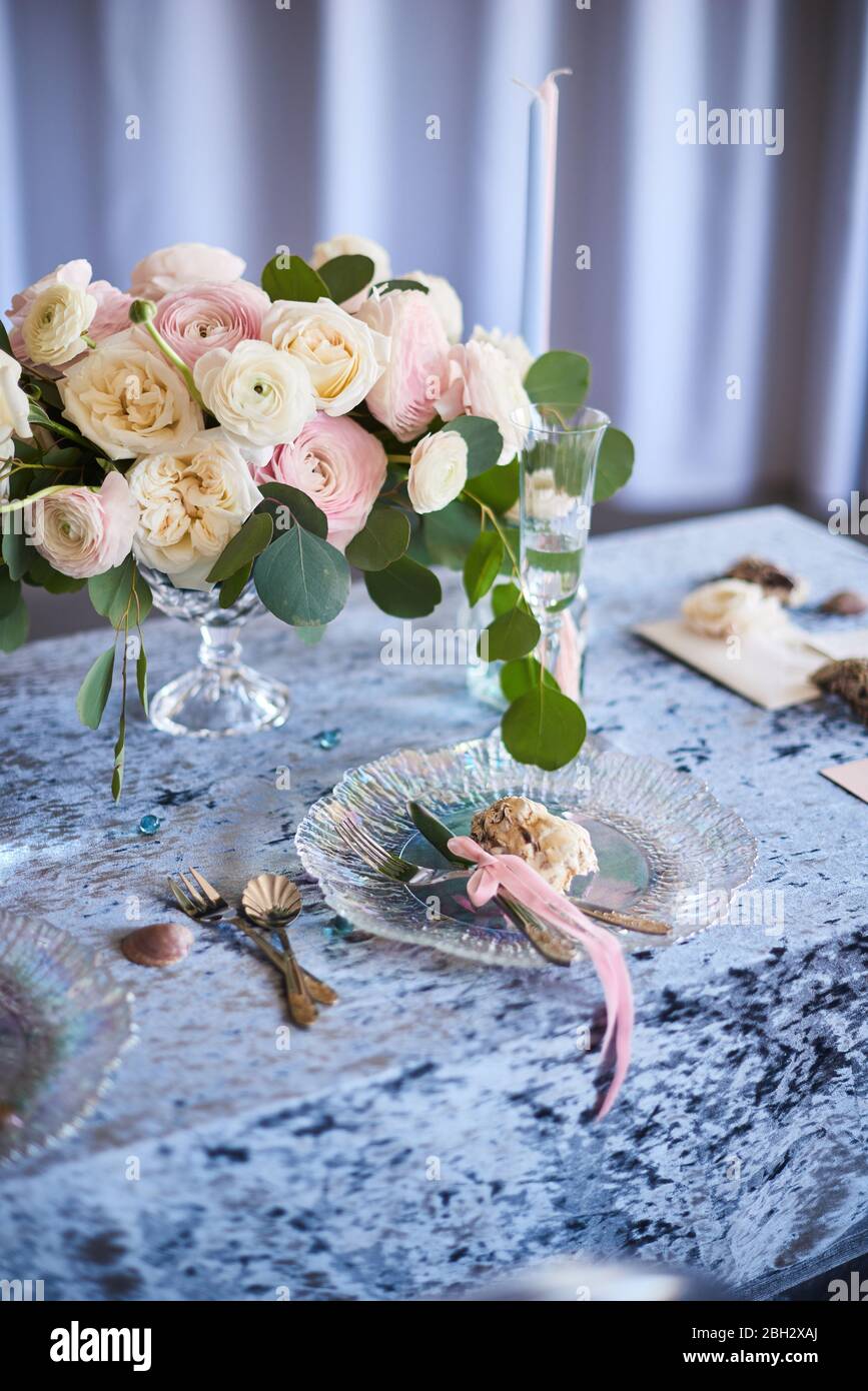 Matrimonio di lusso, festa, compleanno. Arredamento festoso tavolo. Stile mare con diversi colori naturali blu, rosa e fiori. Bouquet di rose Pride di Jane Foto Stock