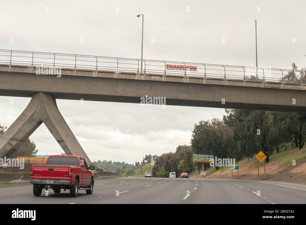 Un segno è stato messo su un overpass autostradale ringraziando i soccorritori e gli scienziati durante uno scoppio del coronavirus COVID-19, Walnut Creek, California, 30 marzo 2020. () Foto Stock