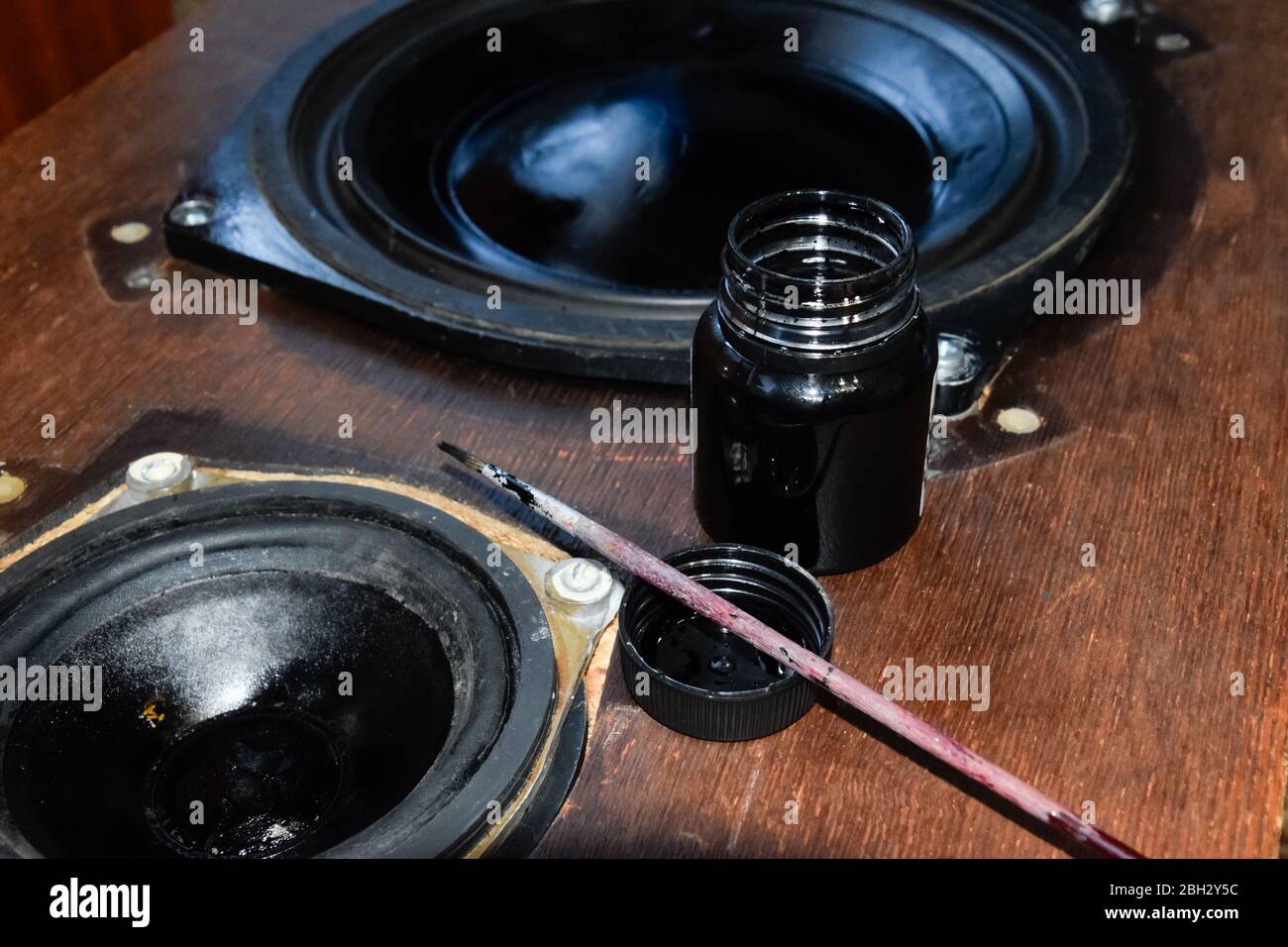 Dipingere i diffusori di diffusori con vernice a timbro per dare loro  estetica. Inchiostro e pennello accanto agli altoparlanti Foto stock - Alamy