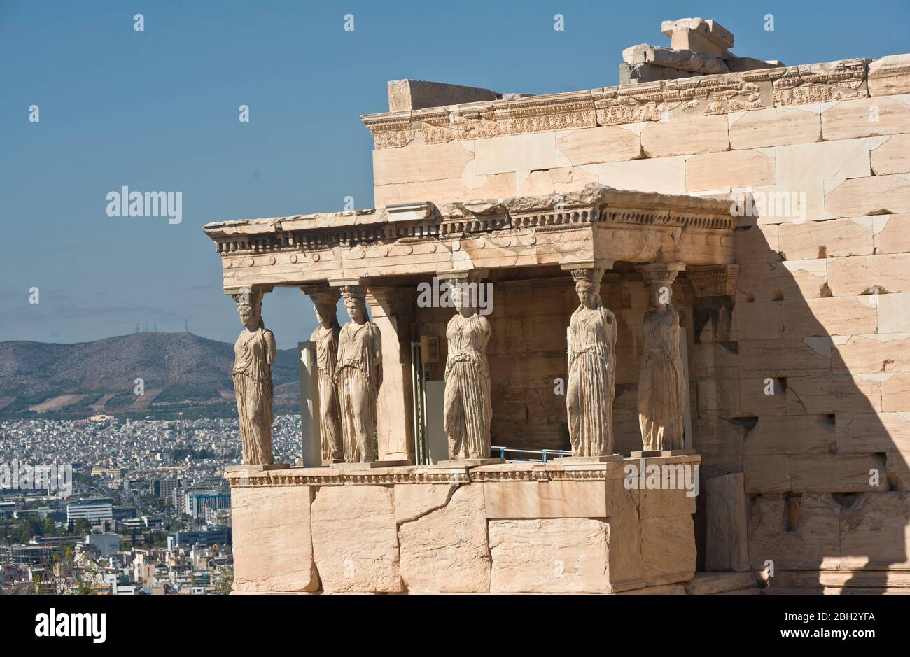 L'Erechtheion: Portico dei Cariatidi. Acropoli di Atene, Grecia Foto Stock