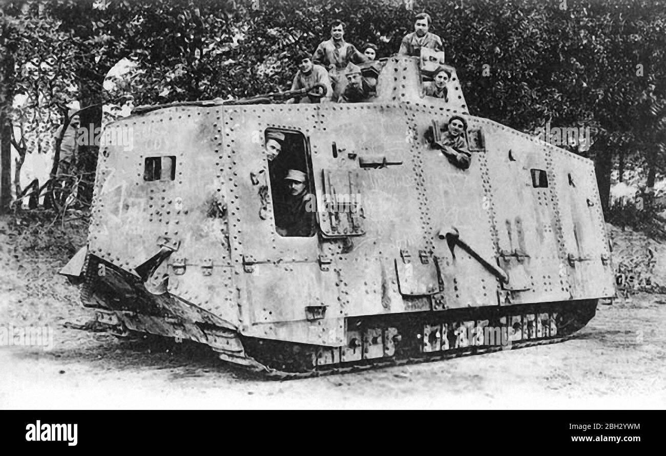 Il modello A7V era un carro armato pesante introdotto dalla Germania nel 1918 durante la prima guerra mondiale. Il modello A7V era lungo 7.34 m (24 ft 1 in) e largo 3 m (9 ft 10 in), e l'altezza massima era di 3.3 m (10 ft 10 in). L'equipaggio era composto ufficialmente da almeno 17 soldati e un ufficiale: comandante (ufficiale, tipicamente tenente), pilota, meccanico, meccanico/segnalatore, 12 fanti (sei mitragliatrici, sei caricatori) e due artiglieri (sparatore principale e caricatore). A7Vs spesso entrò in azione con ben 25 uomini a bordo Foto Stock