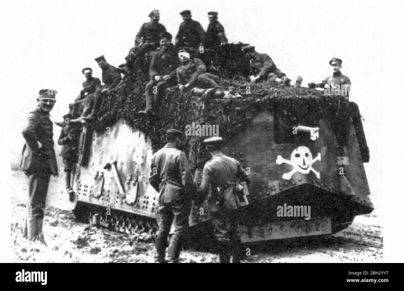 Il modello A7V era un carro armato pesante introdotto dalla Germania nel 1918 durante la prima guerra mondiale. Il modello A7V era lungo 7.34 m (24 ft 1 in) e largo 3 m (9 ft 10 in), e l'altezza massima era di 3.3 m (10 ft 10 in). L'equipaggio era composto ufficialmente da almeno 17 soldati e un ufficiale: comandante (ufficiale, tipicamente tenente), pilota, meccanico, meccanico/segnalatore, 12 fanti (sei mitragliatrici, sei caricatori) e due artiglieri (sparatore principale e caricatore). A7Vs spesso entrò in azione con ben 25 uomini a bordo Foto Stock