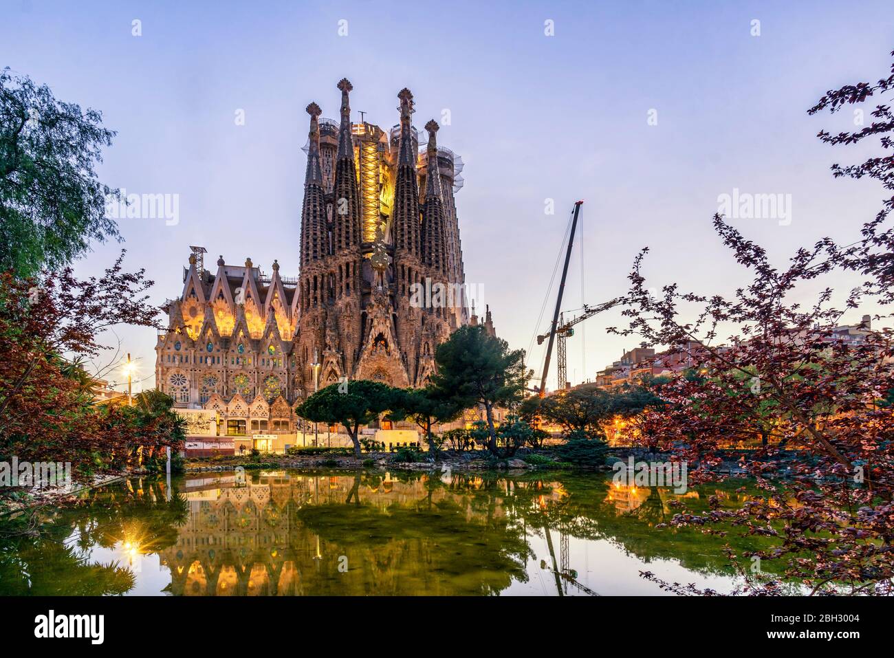 Sagrada Familia Cattedrale di Antoni Gaudi, di fronte all'ala est al crepuscolo, UNESCO, Barcellona Foto Stock