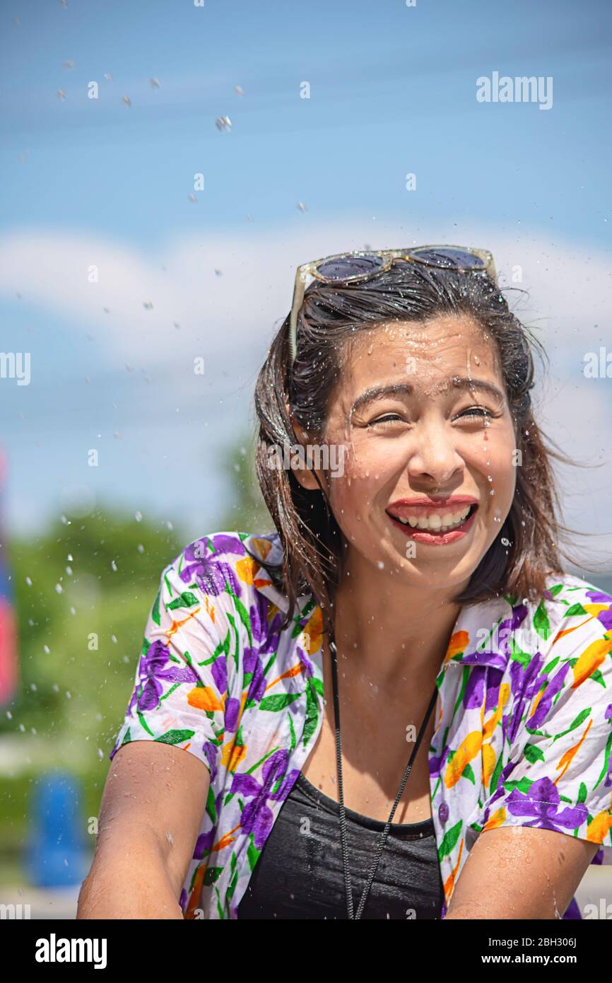 Donna asiatica i giochi in acqua in Songkran festival tailandese o il nuovo anno in Thailandia. Foto Stock