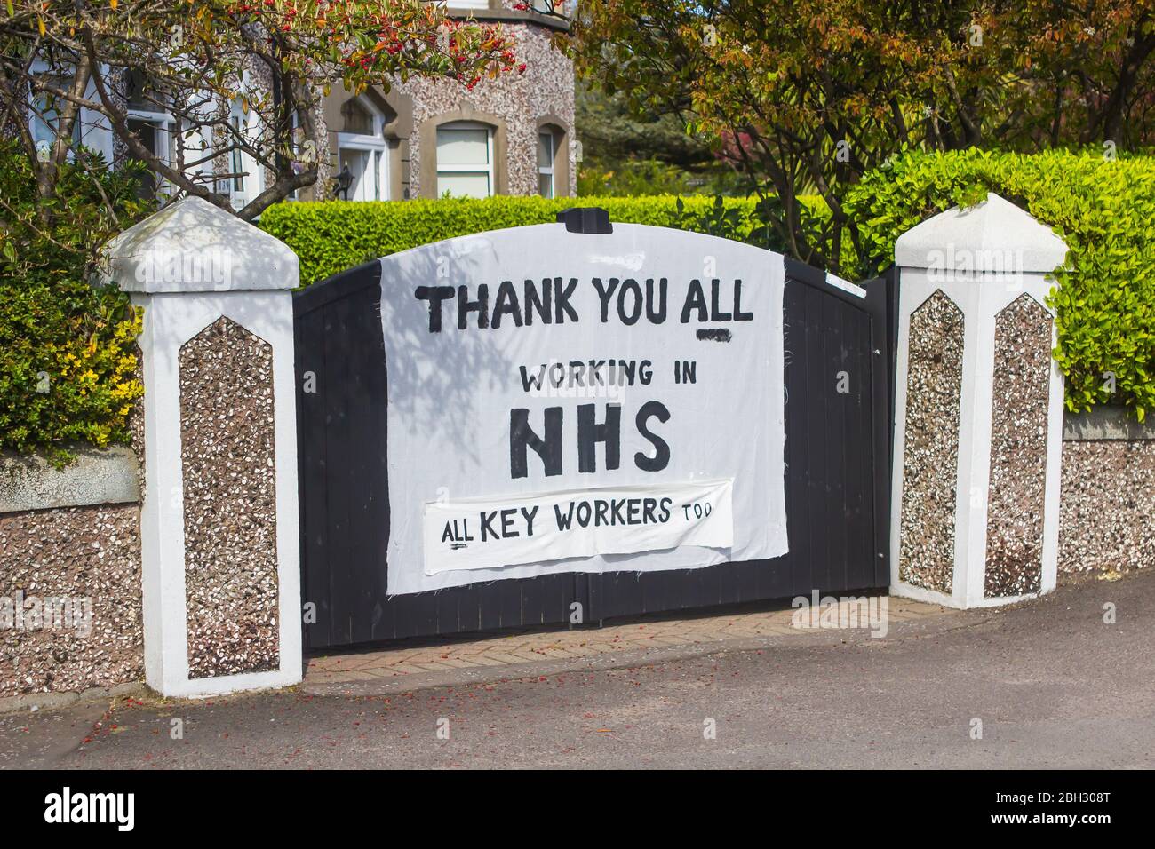 22 aprile 2010 Groomsport Road, Bangor, Irlanda del Nord. Un messaggio scritto a mano di sostegno per il Servizio sanitario Nazionale e i principali operatori in mostra Foto Stock