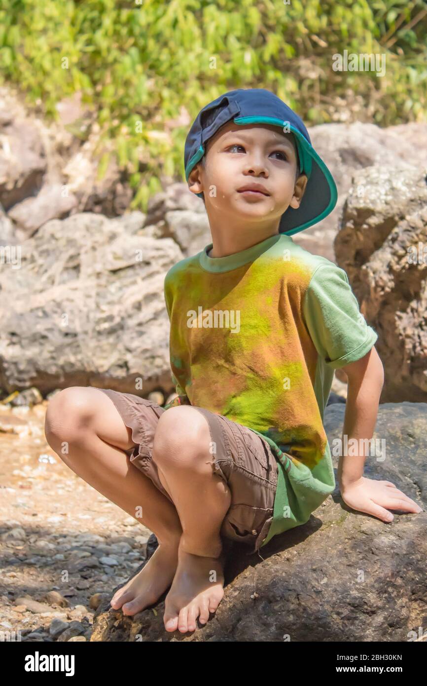 I ragazzi stavano giocando sulle rocce e godetevi la Chok Kra-Din cascate a Kanchanaburi in Thailandia Foto Stock