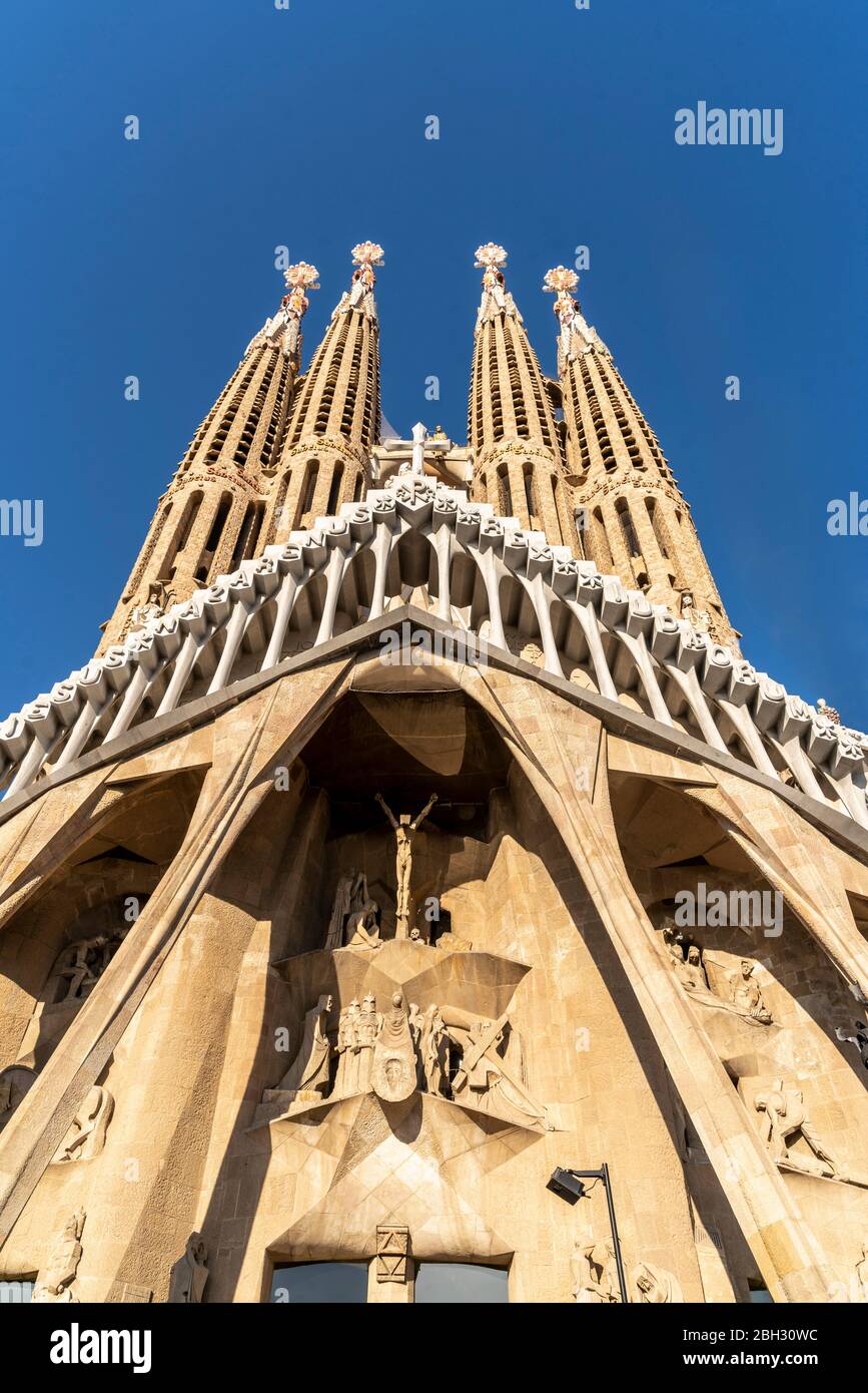 Cattedrale della Sagrada Familia di Antoni Gaudi, di fronte all'ala ovest, Barcellona Foto Stock