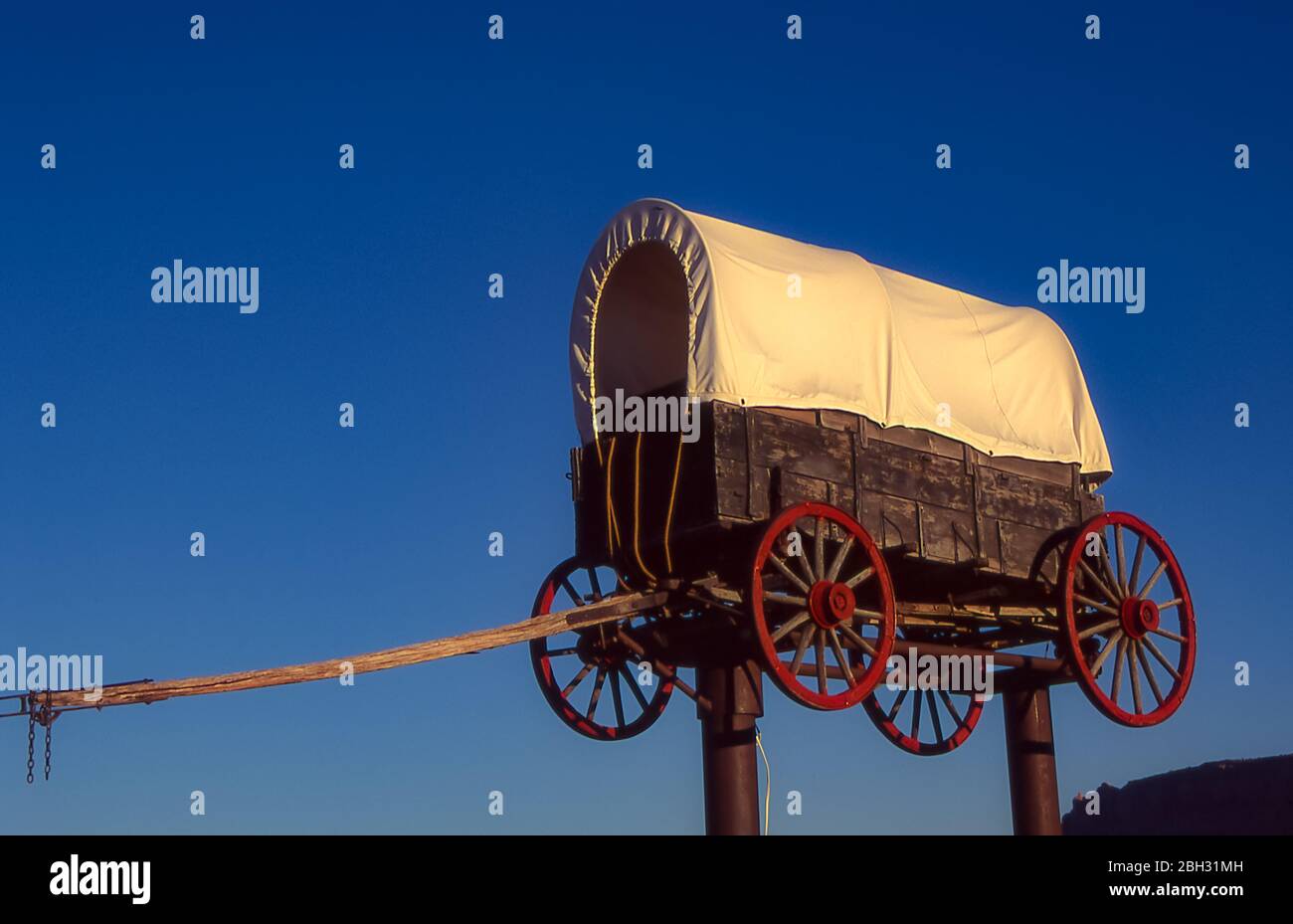 Un vecchio carro Conestoga, conosciuto come Prairie Shooner, usato dai pionieri del Vecchio West, è stato riutilizzato come un segno in un Arizona Ranch. Foto Stock