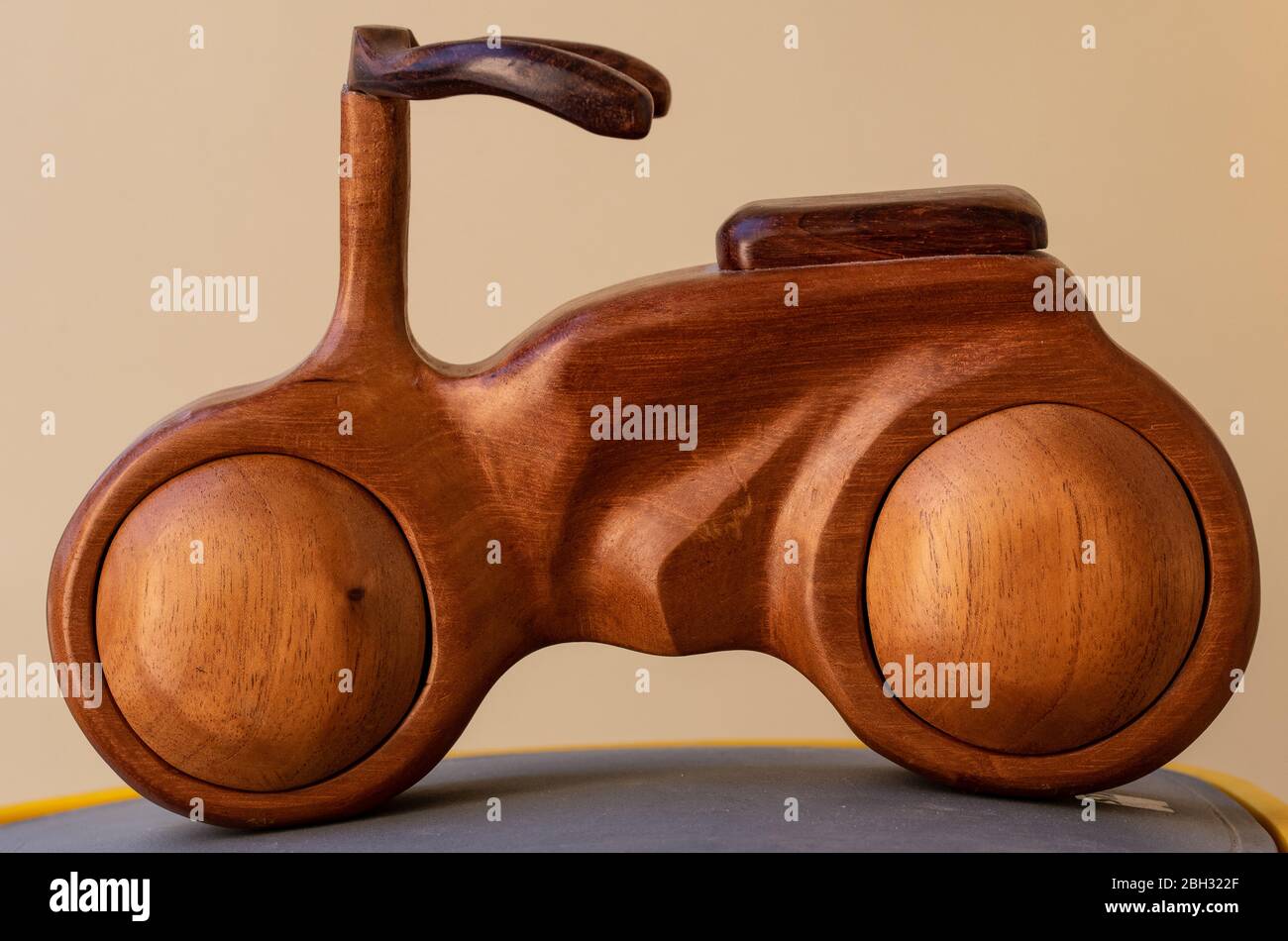 Piccola moto a bricco in legno intagliato a mano Foto Stock