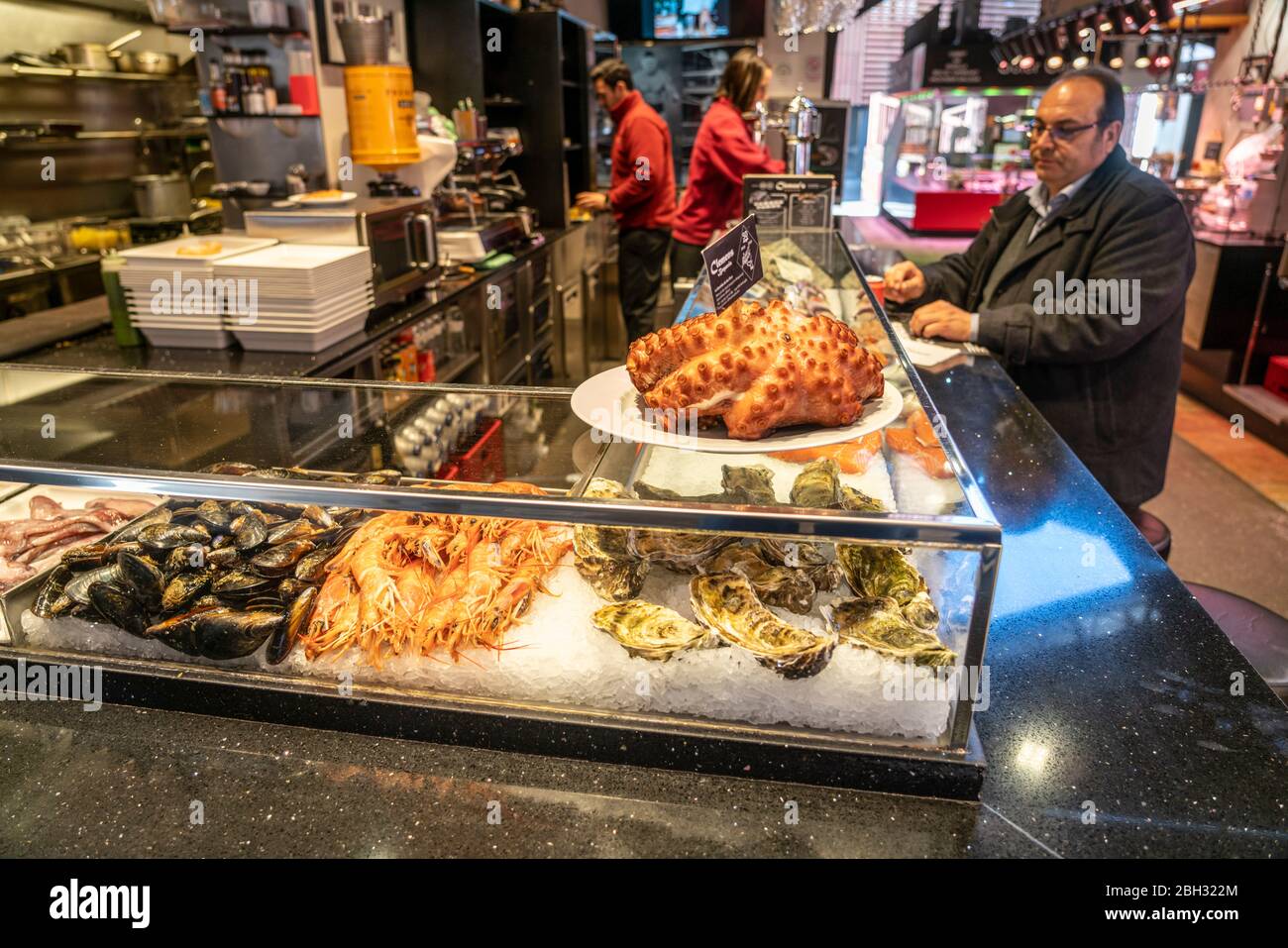 Mercat de la Boqueria, pesce fresco, pesce fresco, salame, mercato coperto, Barcellona, Spagna Foto Stock