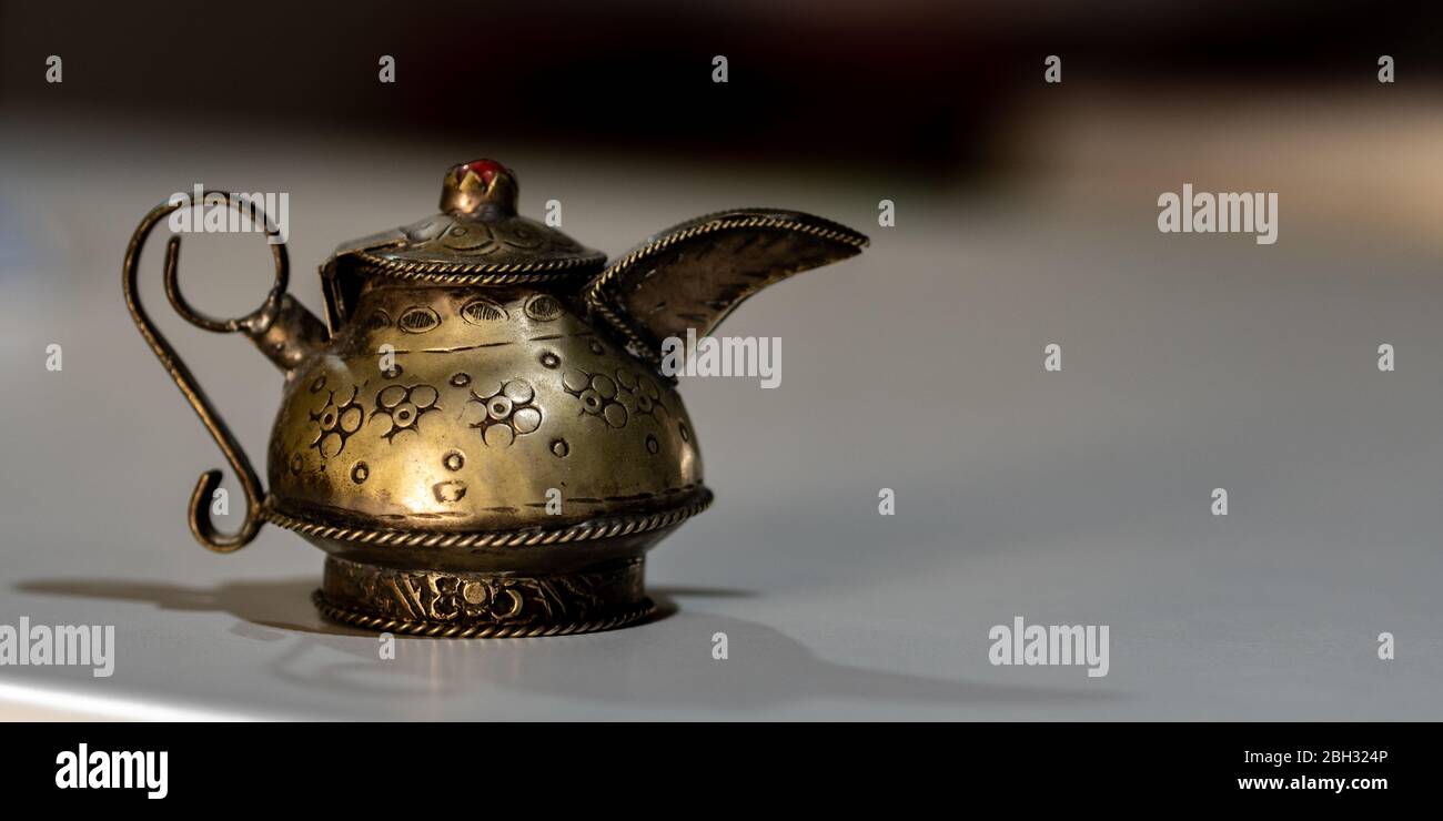 Antica lampada Aladdin. Teiera in bronzo arabo Foto stock - Alamy