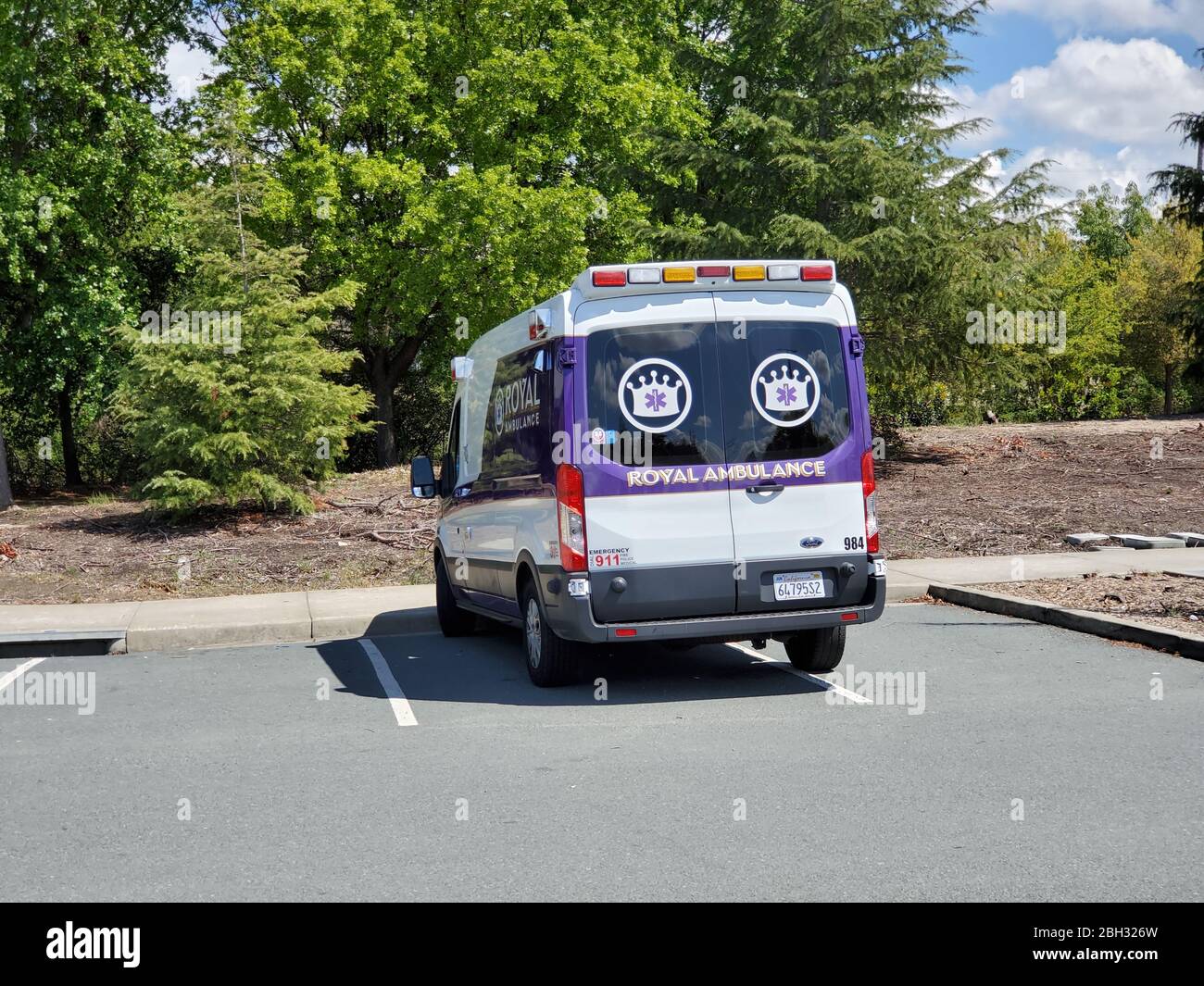 Vista da dietro di Royal Ambulance a Walnut Creek, California, 7 aprile 2020. () Foto Stock