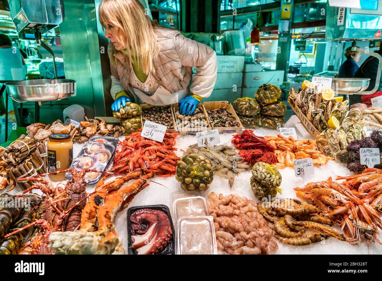 Mercat de la Boqueria, pesce fresco, sabietta, vendita donna, mercato coperto, Barcellona, Spagna Foto Stock