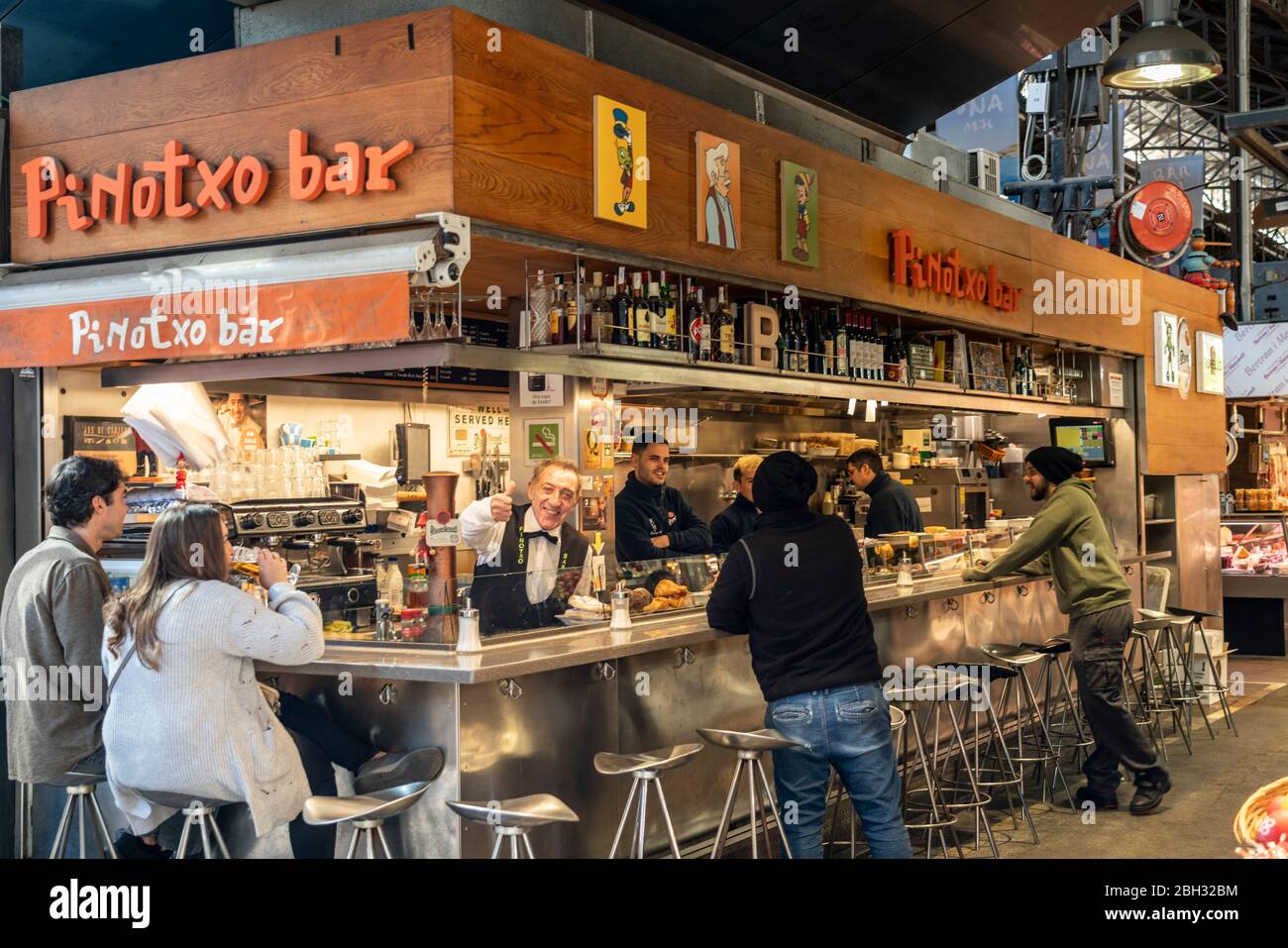 Pinotxo bar, la Boqueria Market, il proprietario fiammeggiante Juanito Bayén accoglie calorosamente i clienti come ha fatto per decenni, diventando una vera leggenda locale Foto Stock