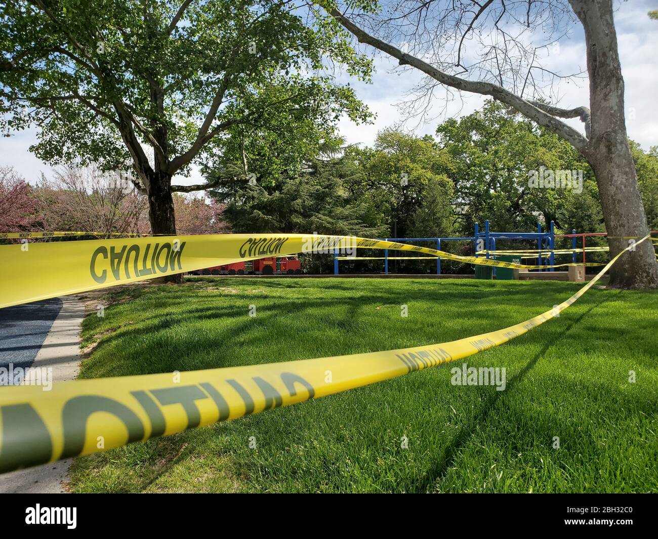 Nastro di attenzione e segnali sono visibili in un parco giochi chiuso durante uno scoppio di coronavirus COVID-19 a Walnut Creek, California, 8 aprile 2020. () Foto Stock