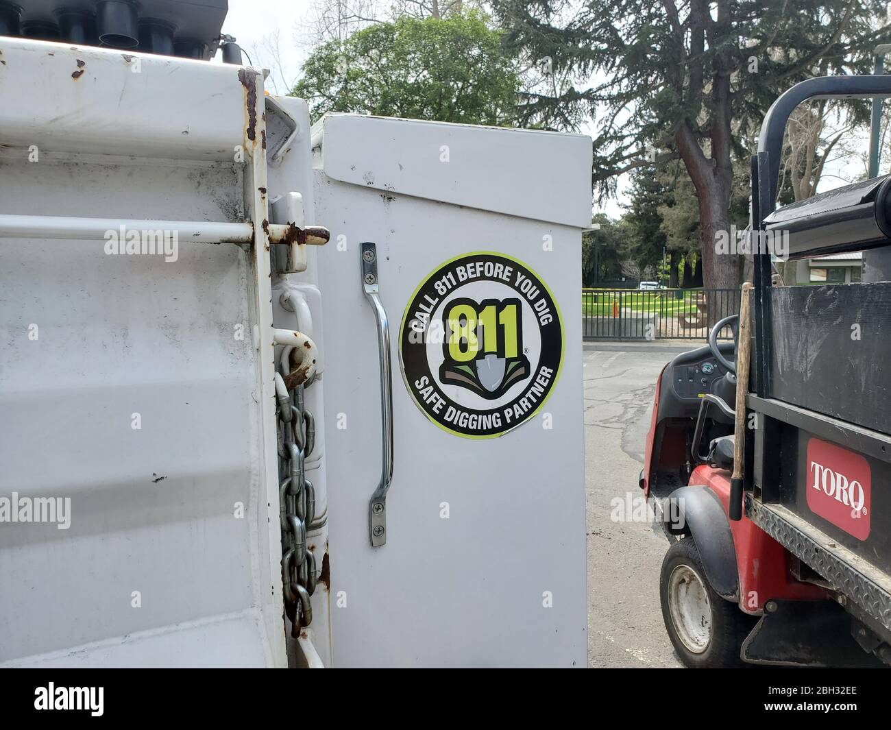Il logo per il servizio di localizzazione delle utenze 811 è visibile sul camion appaltatore, Walnut Creek, California, 8 aprile 2020. () Foto Stock