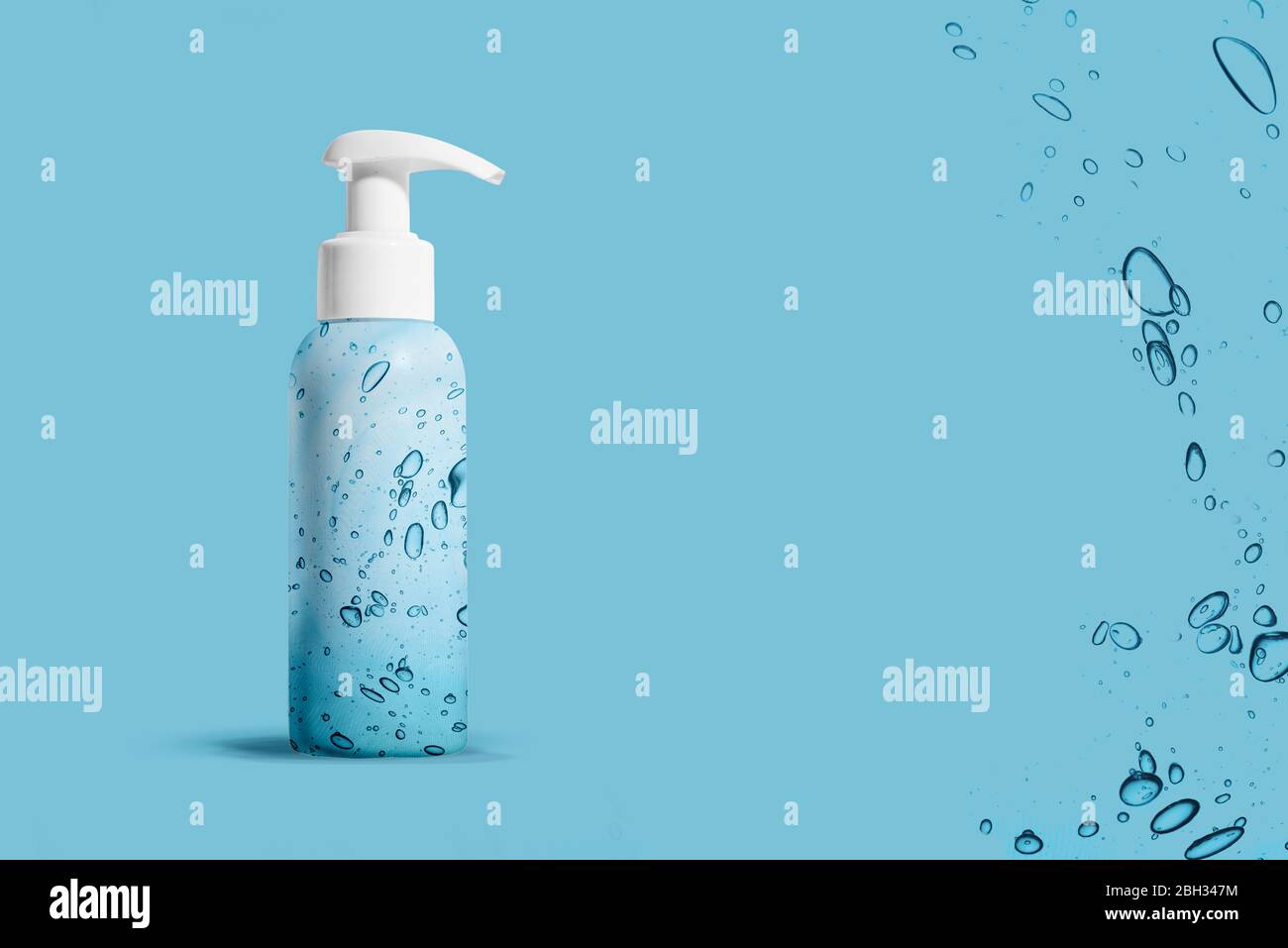 Flacone igienizzante manuale su fondo blu per COVID-19. Igiene Coronavirus concetto. Modello. Banner Foto Stock