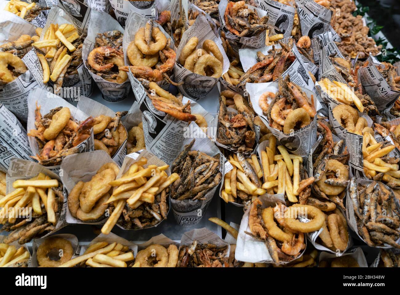 Spuntini di pesce al mercato di Boqueria, Mercat de Sant Josep de la Boquería, Barcellona, Catalogna, Spagna Foto Stock