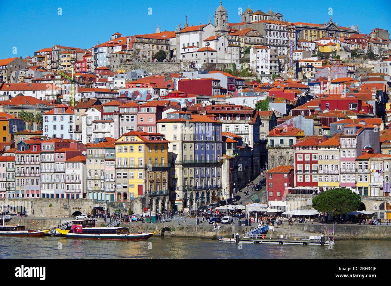 Centro storico della città di Porto, seconda città del Portogallo, in  salita ripida fino alla banchina del fiume Douro con strati di edifici  multicolore Foto stock - Alamy