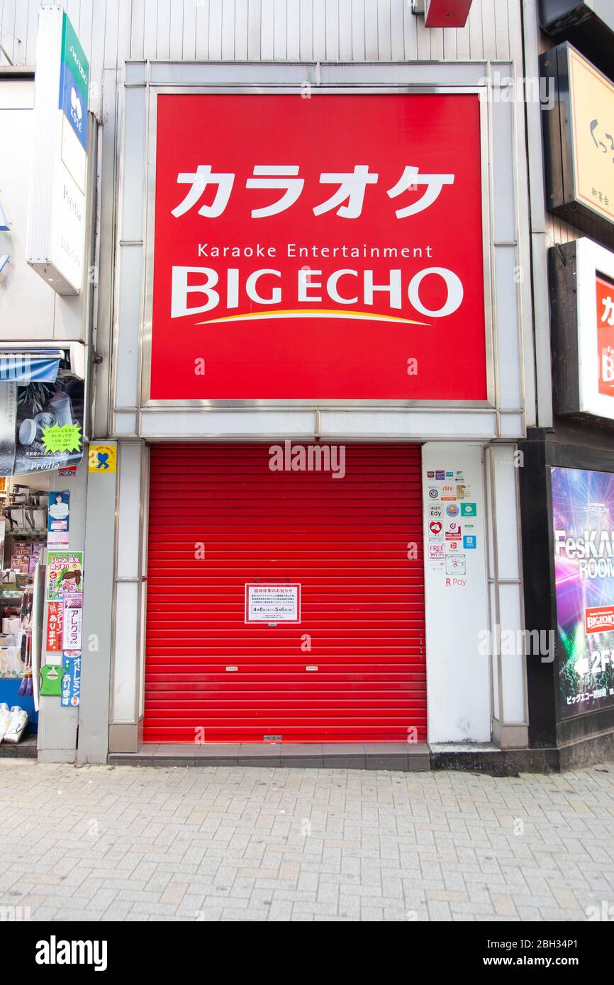 Un cartello sulla porta di un bar karaoke a Shibuya, Tokyo, Giappone informa i clienti che rimarrà chiuso fino al 6 maggio a causa della pandemia di coronavirus, 8 aprile 2020. Credito fotografo Niclas Ericsson. () Foto Stock