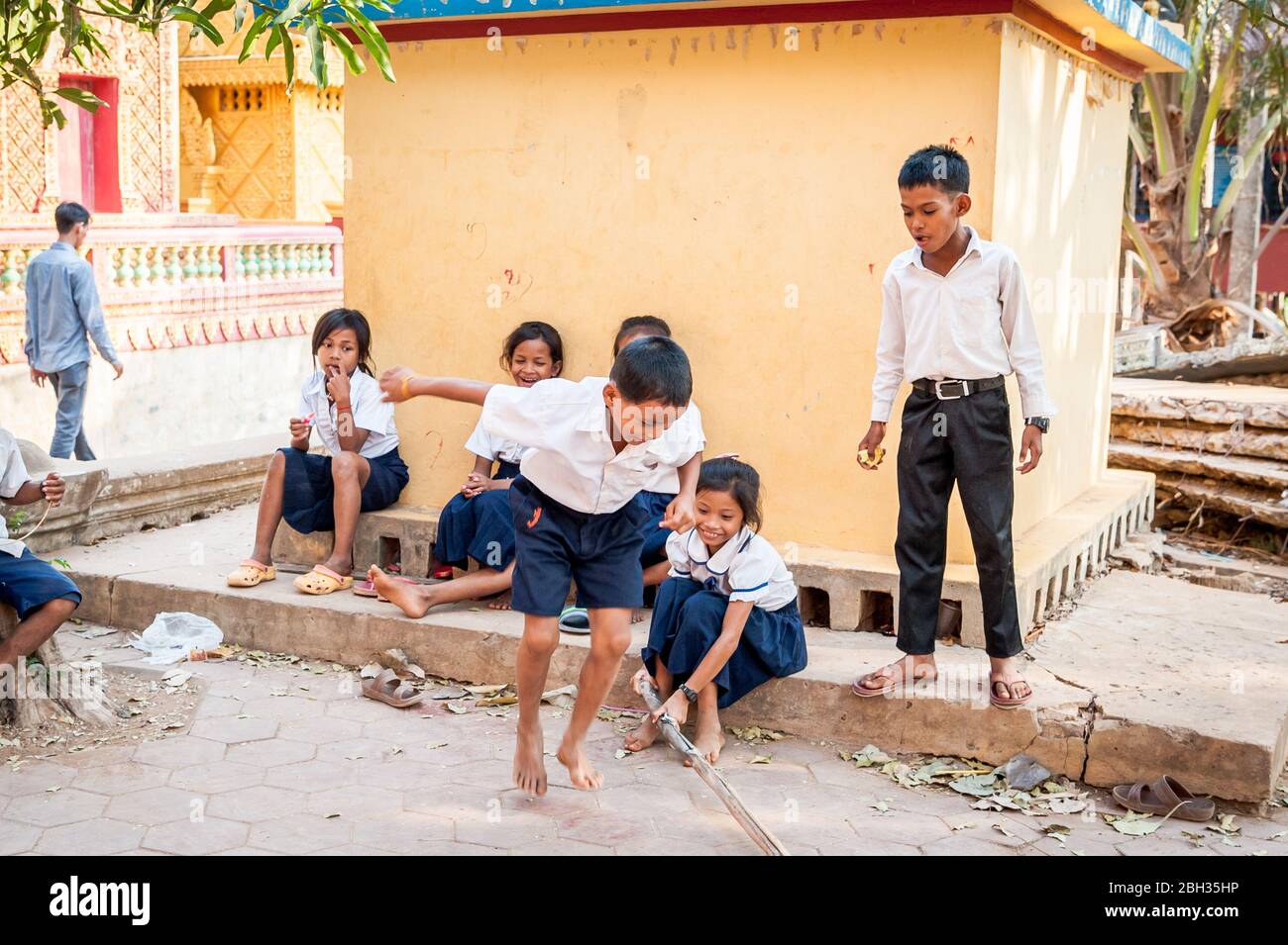 I bambini cambogiani giocano fuori dalla scuola locale nel villaggio galleggiante di Tonle SAP, Kampong Phluk, Siem Reap Province, Cambogia. Foto Stock