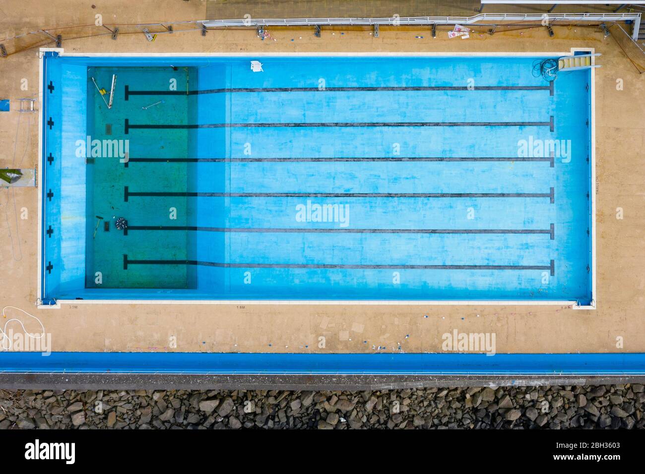 Gourock, Scozia, Regno Unito. 23 aprile 2020. Vista aerea della piscina all'aperto di Gourock. La piscina di acqua di mare normalmente è occupata ma ora è chiusa e l'acqua è stata scaricata durante il blocco del coronavirus. Iain Masterton/Alamy Live News Foto Stock