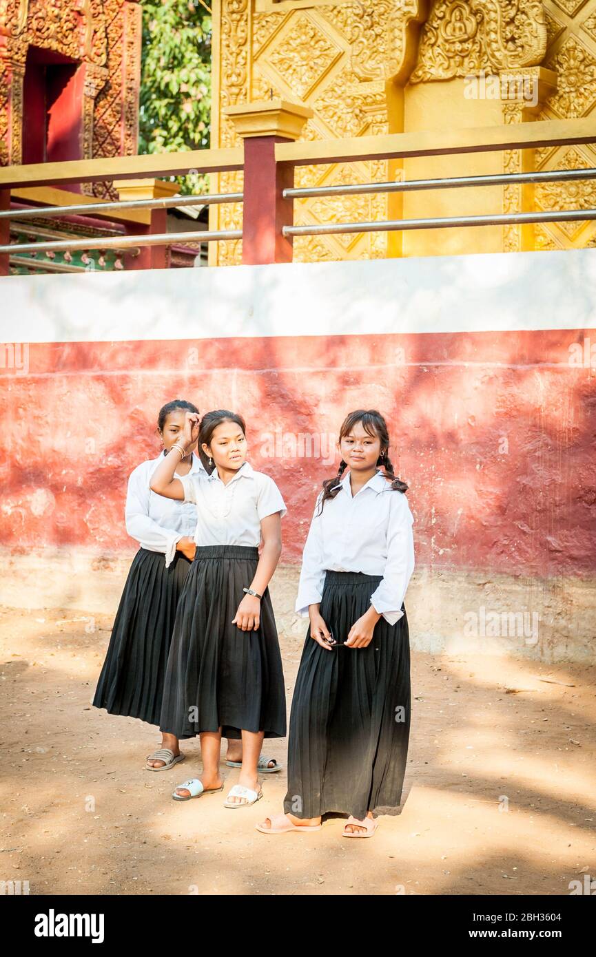 Le ragazze cambogiane aspettano fuori dalla loro scuola locale al villaggio galleggiante a Tonle SAP, Kampong Phluk, Siem Reap Province, Cambogia. Foto Stock