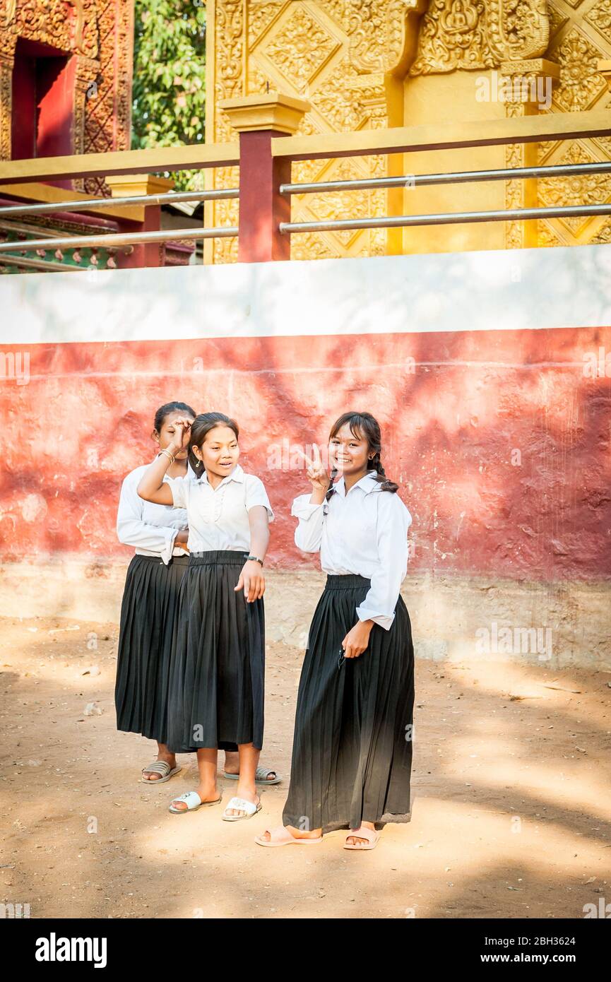 Le ragazze cambogiane aspettano fuori dalla loro scuola locale al villaggio galleggiante a Tonle SAP, Kampong Phluk, Siem Reap Province, Cambogia. Foto Stock