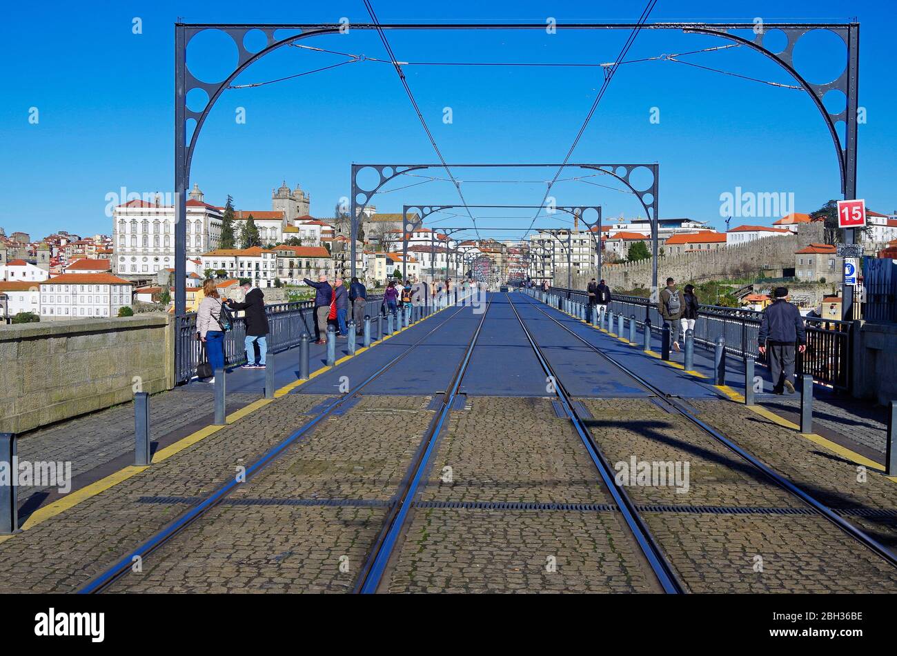 Il ponte superiore dell'arco metallico Ponte Luis i, che ora trasporta il traffico pedonale e tram solo sulla valle del fiume Douro a Porto, Portogallo Foto Stock