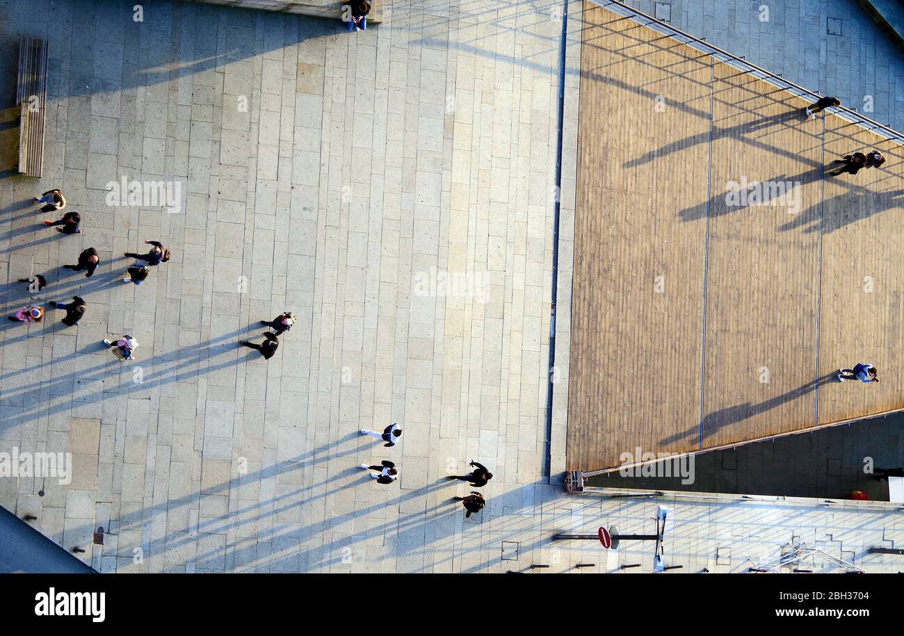 Vista dal ponte superiore del Ponte Luis i sul fiume Douro con le persone in passeggiata che gettano lunghe ombre del pomeriggio di gennaio. Porto, Portogallo Foto Stock