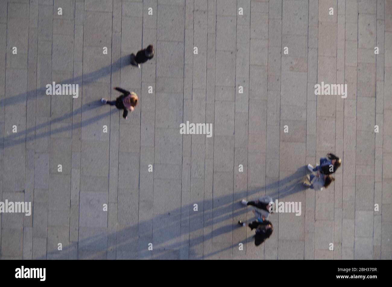 Vista dal ponte superiore del Ponte Luis i sul fiume Douro con le persone in passeggiata che gettano lunghe ombre del pomeriggio di gennaio. Porto, Portogallo Foto Stock