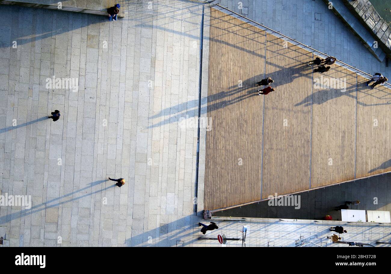Vista dal ponte superiore del Ponte Luis i sul fiume Douro con le persone in passeggiata che gettano lunghe ombre del pomeriggio di gennaio. Porto, Portogallo Foto Stock