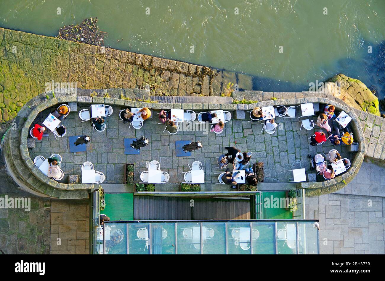 Vista dal ponte superiore del Ponte Luis i sul fiume Douro un bar caffetteria all'aperto con la gente che prende il tè pomeridiano o che beve un drink. Foto Stock