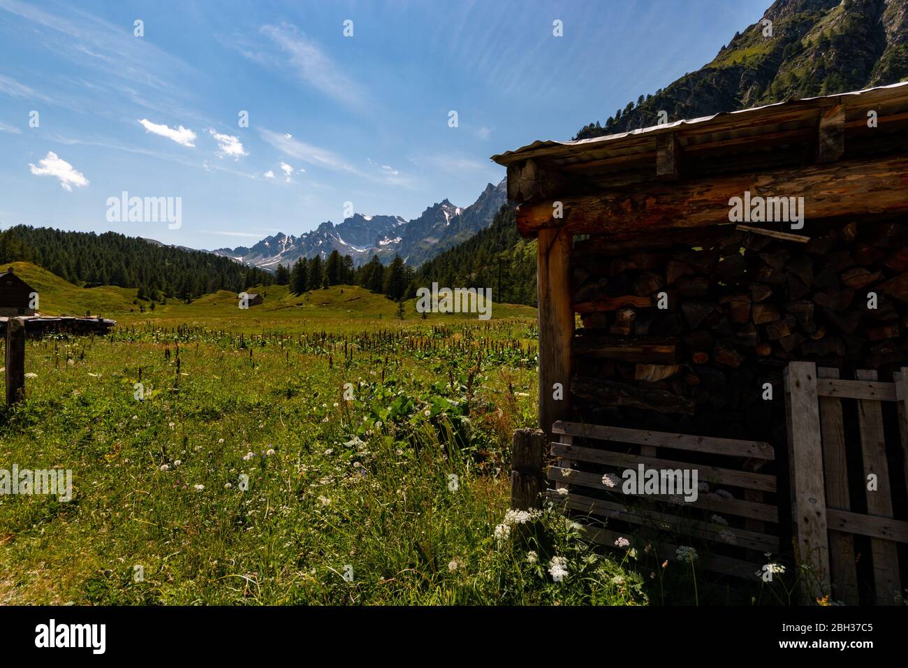 Il paese di montagna di Crampiolo presente ad Alpe Devero, Alpi Lepontine, Ossola, Piemonte, Italia Foto Stock