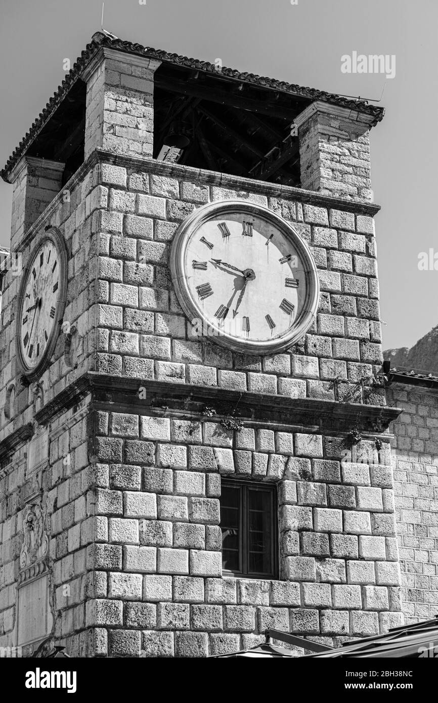 Immagine in bianco e nero della Torre dell'orologio barocca, della Città Vecchia di Cattaro, Patrimonio dell'Umanità dell'UNESCO, Montenegro, Europa Foto Stock