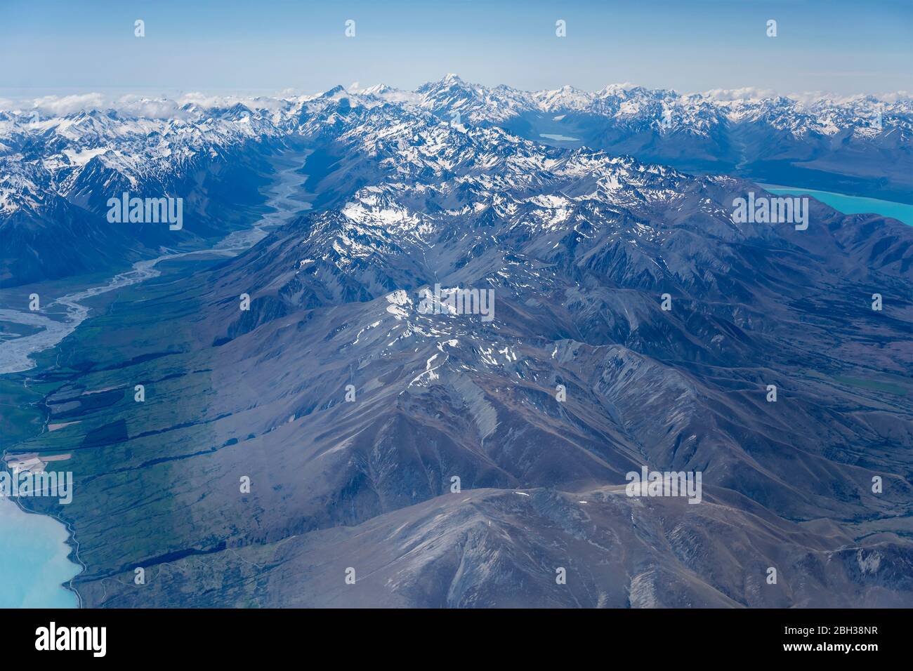 Aereo, da un aliante, della gamma ben Ohau, girato in una brillante luce di sorgente da sopra il lago di Ohau, Canterbury, South Island, Nuova Zelanda Foto Stock