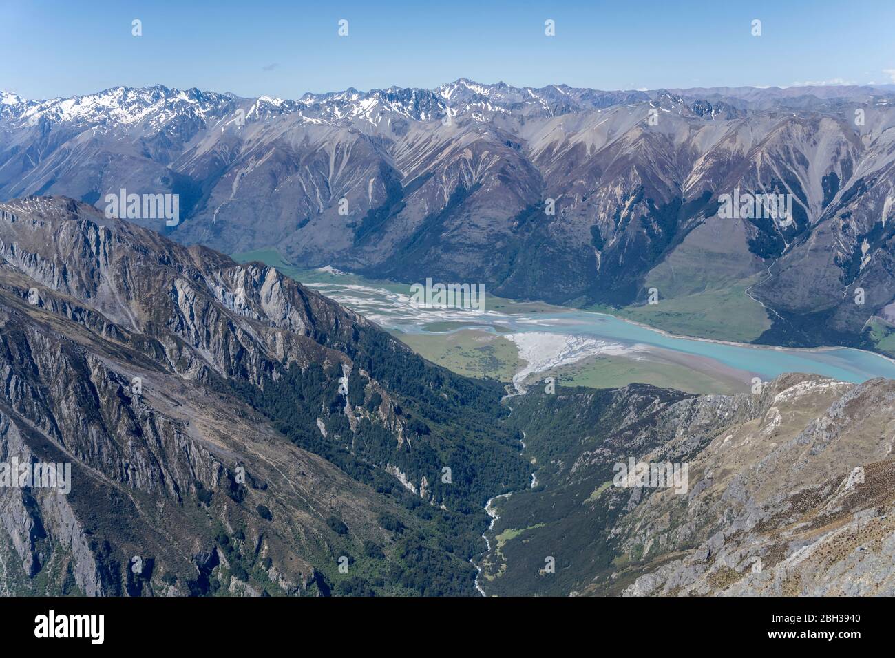 Aereo, da un aliante, di High Burn River delta nel lago Hawea, girato in luce di sorgente luminosa da sopra, Otago, South Island, Nuova Zelanda Foto Stock