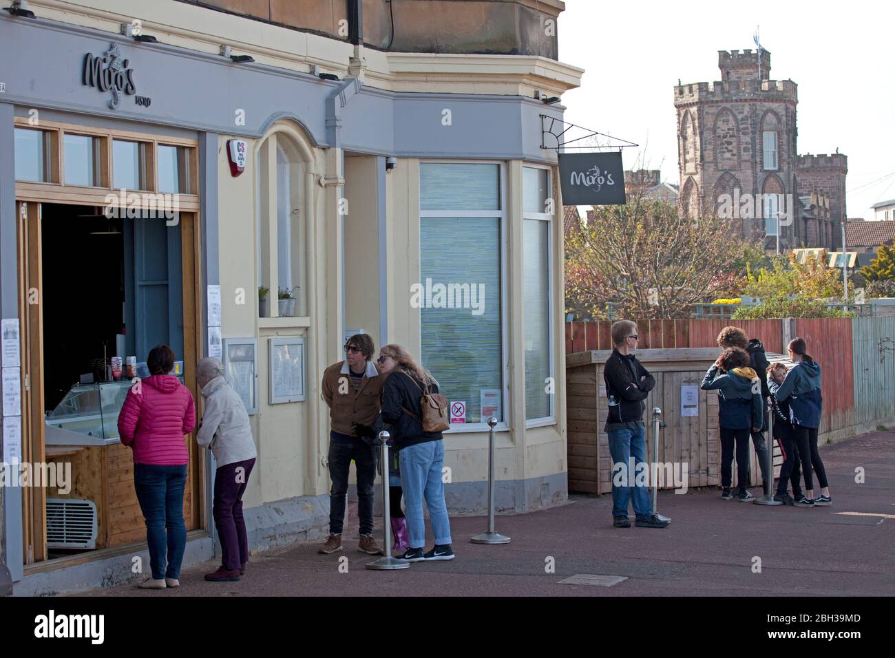 Portobello, Edimburgo, Scozia, Regno Unito. 23 aprile 2020. Pomeriggio soleggiato ma ventilato. Più persone locali si avventurano verso il mare forse incoraggiati dal sole a svolgere il loro esercizio quotidiano permesso, ancora quasi tanti ciclisti come i pedoni sulla Promenade. Foto Stock