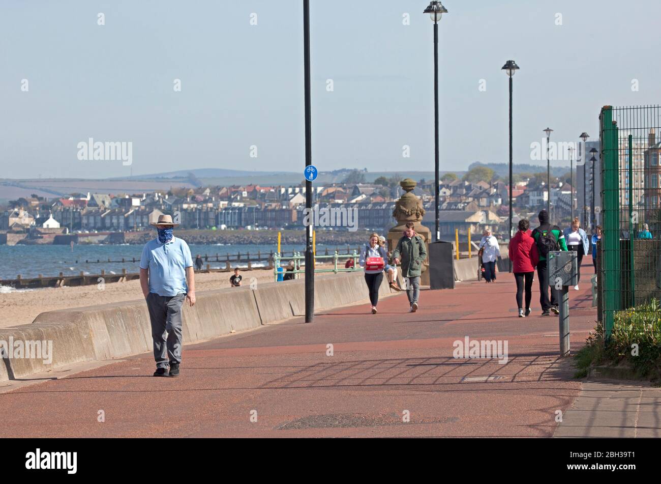 Portobello, Edimburgo, Scozia, Regno Unito. 23 aprile 2020. Pomeriggio soleggiato ma ventilato. Più persone locali si avventurano verso il mare forse incoraggiati dal sole a svolgere il loro esercizio quotidiano permesso, ancora quasi tanti ciclisti come i pedoni sulla Promenade. Foto Stock