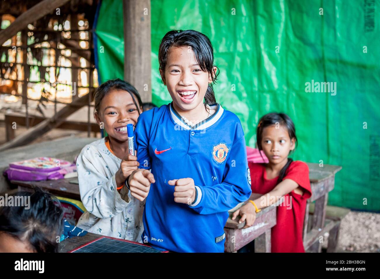 I bambini cambogiani sorridono per la macchina fotografica in una scuola nel villaggio di Kampong Phluk (galleggiante), nella provincia di Siem Reap, Cambogia. Foto Stock